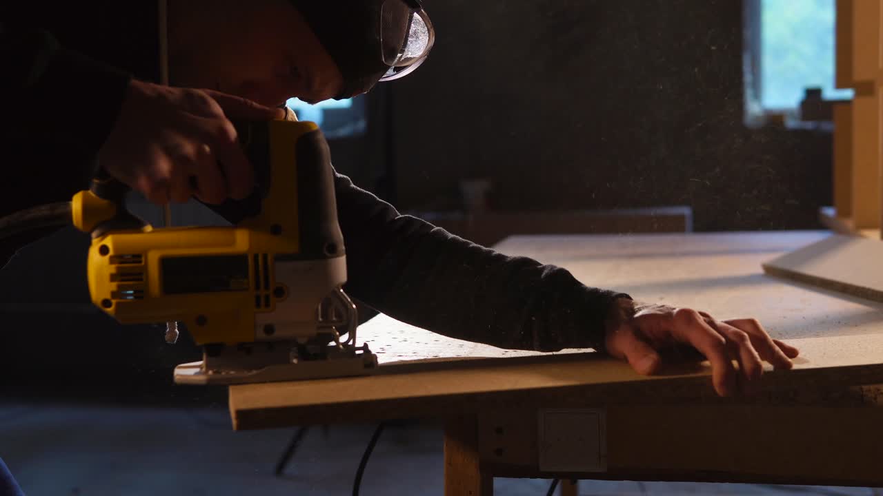 carpintero usando un rompecabezas para cortar madera