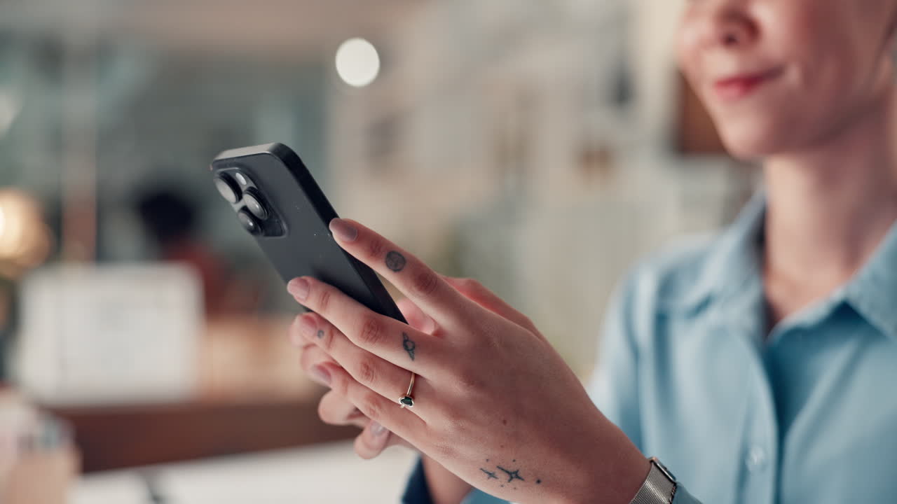 Kvinde bruger mobiltelefon