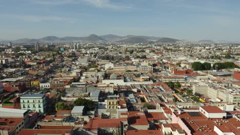 Mexico-City-Neighborhood,-Mountains-in-Background-CDMX,-Drone,-Boom-Jib-Down