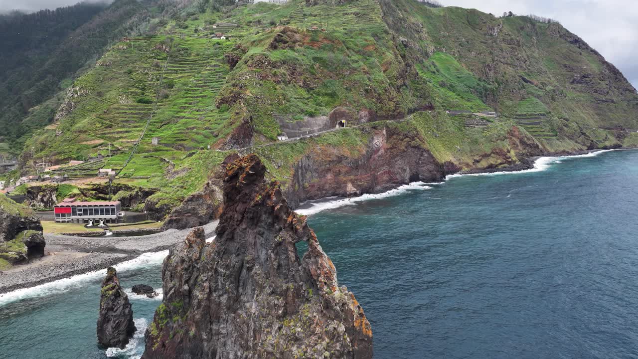 Afastamento aéreo revela imponentes colunas vulcânicas de Ilhéus Ribeira da Janela