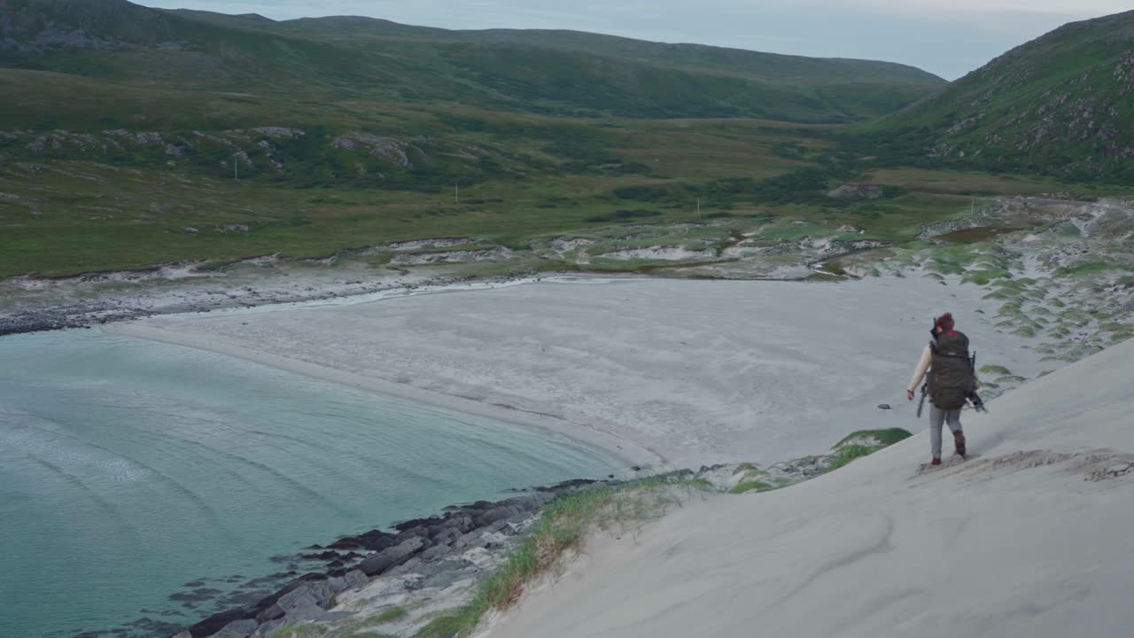 노르웨이의 백사장을 걷는 사람의 뒷모습 - 공중 촬영