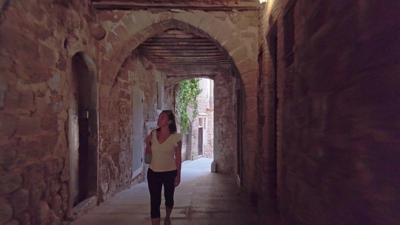Donna curiosa esplora un vicolo antico a Cardona, Spagna