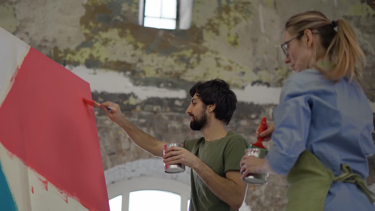 vista recortada pareja pinturas en lienzo dibujo imagen en estudio de arte