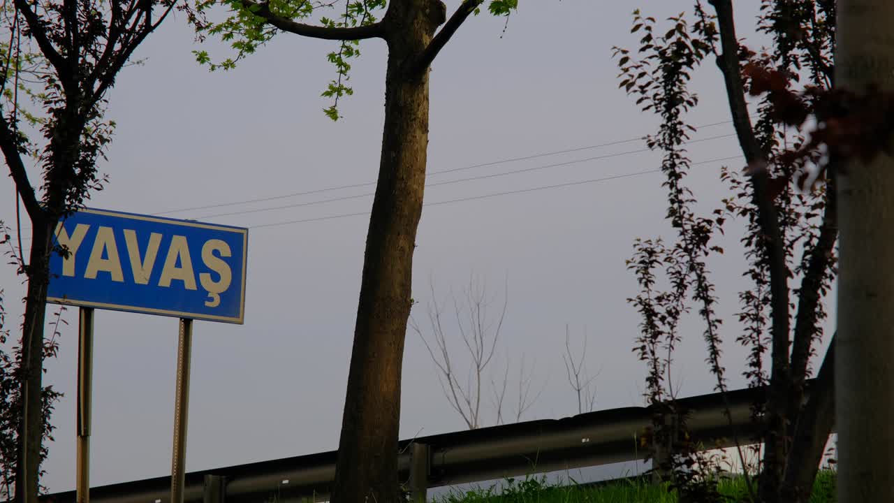 도로 표지판과 도로 근처의 표지판은 낮은 각도로 찍은 사진입니다. 표지판의 번역은 터키어로 "야바스 (yavas) "입니다. 터키의 부르사 (bursa) 의 교통 표지판에서 피크 시간 교통입니다.