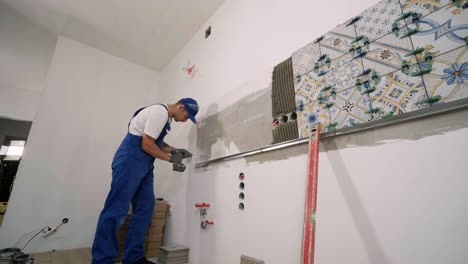 instalación de azulejos de cerámica para el suelo - medición y corte de las piezas. construcción, renovación, reparación de apartamentos. cortes de baldosas. corte de baldosas