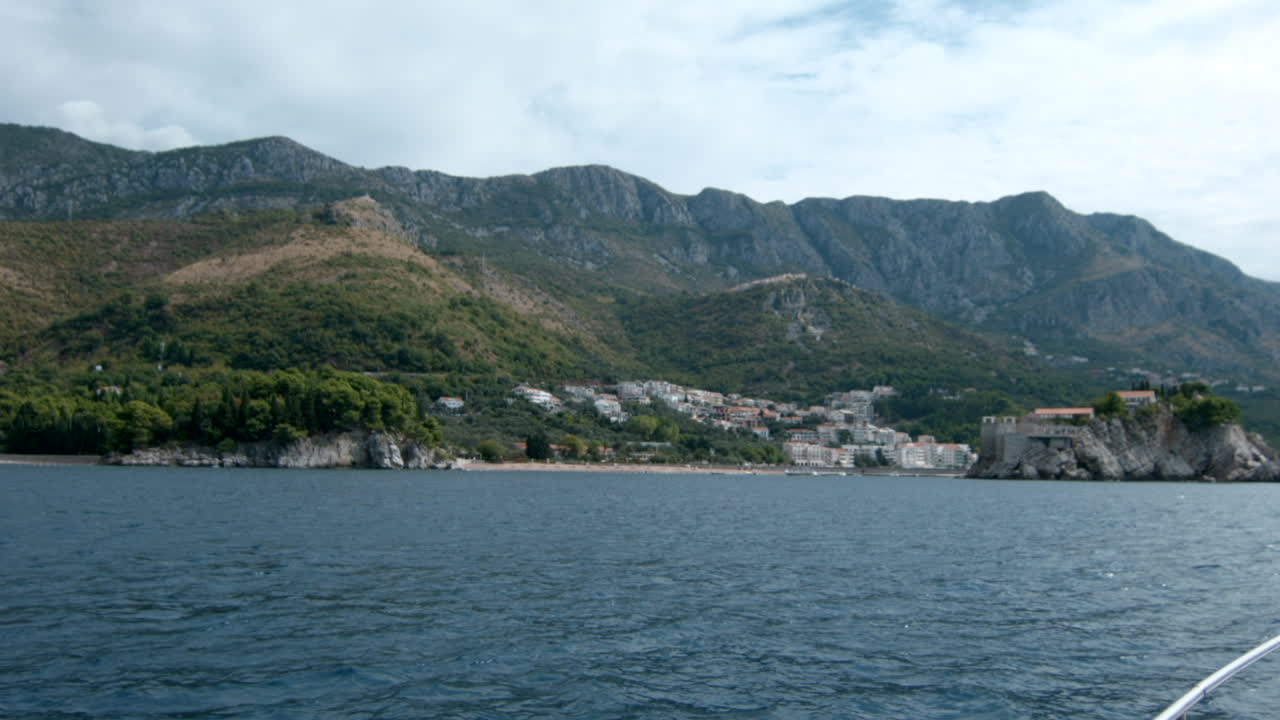 Прибрежный город, расположенный между горами и морем