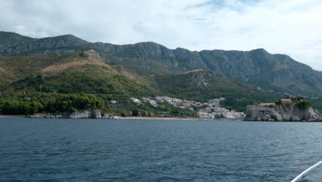 ciudad costera enclavada entre las montañas y el mar
