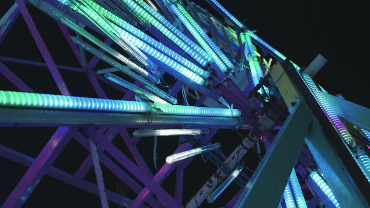 야간 둥근 회전 st 놀이 공원과 함께 다채로운 밤의 페리스