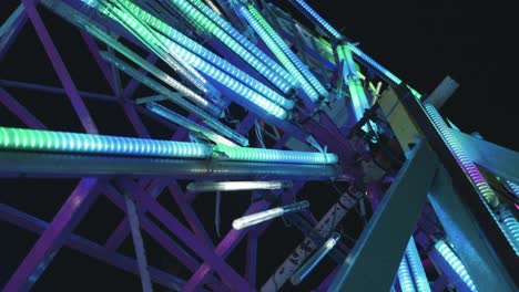 rueda gigante por la noche de colorido con rotación redonda al aire libre st parque de atracciones