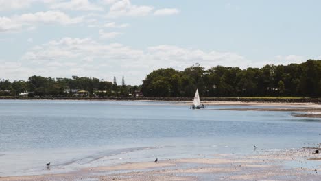 Playa-Con-Un-Velero.-Ubicado-En-Australia