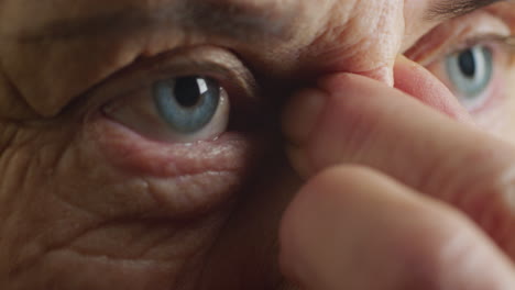 ojos de belleza macro mujer mayor que parece cansada cerca de la fatiga