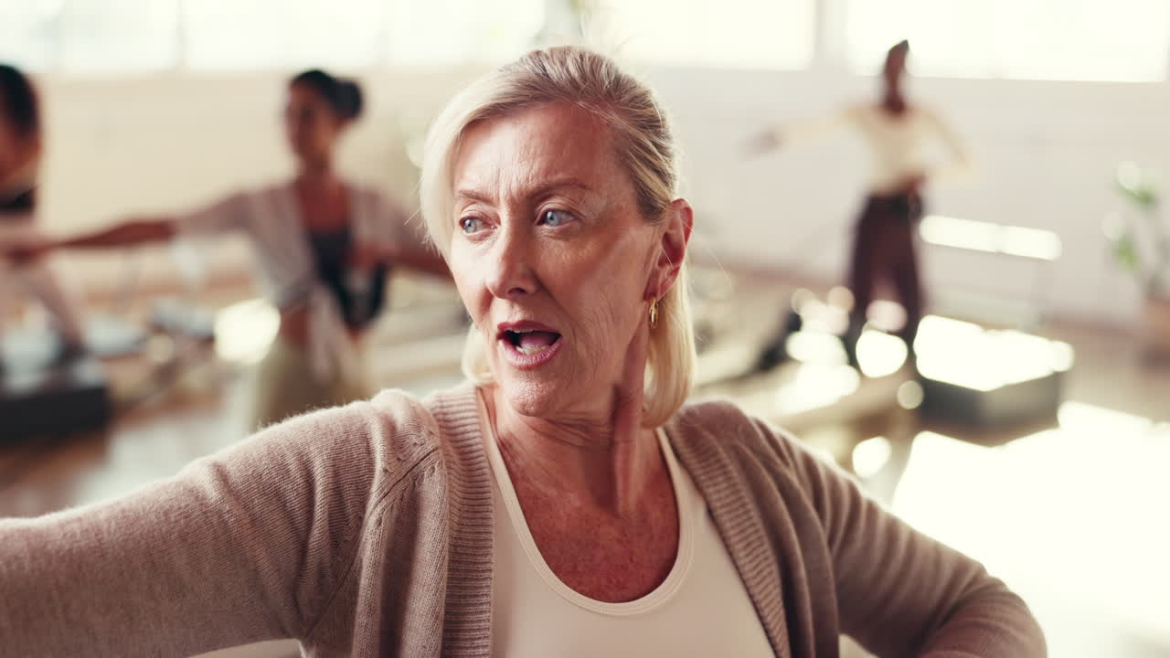 Donna anziana a lezione di yoga