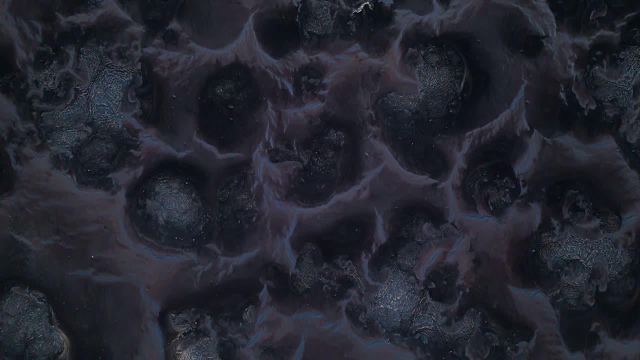 drone vista de arriba hacia abajo de pilas de montículos de textura gris negra con bajo patrón de tejido de agua