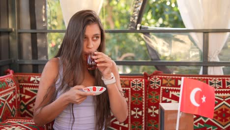 mujer disfrutando de té turco en un café al aire libre