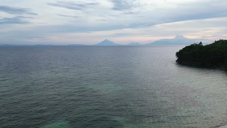 Aérea,-Estableciendo-Una-Toma-De-Drones-De-Una-Playa-Impresionante-Con-La-Silueta-Del-Volcán-Mayon-En-El-Fondo-Durante-El-Anochecer,-Catanduanes,-Filipinas