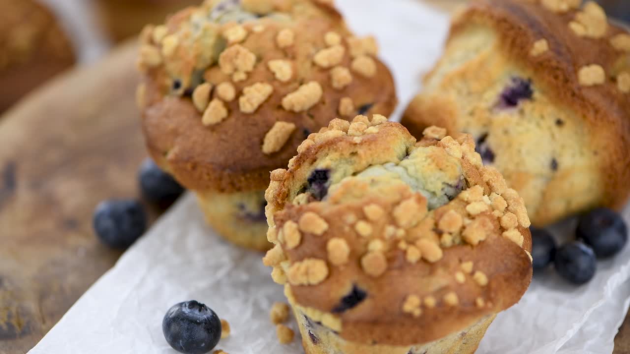 신선한 블루베리 머핀은 회전하는 접시 (무로 loopable)