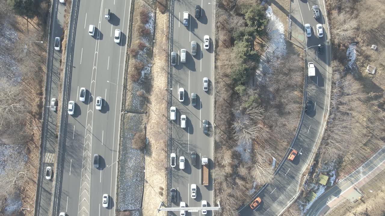 자동차는 루프 모양의 도로 교차로를 따라 운전합니다.