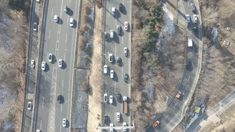 los coches conducen a lo largo de la intersección de la carretera en forma de bucle vista superior.