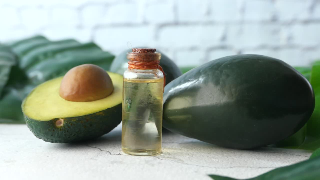 아보카도 오일 및 신선한 아보카도가
