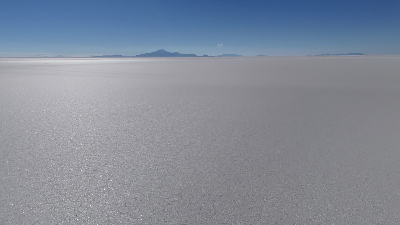 Salar de Uyuni Bolivia Amerika Selatan: lanskap dataran garam gurun, pemandangan udara drone pegunungan.