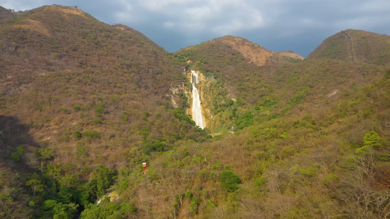 cascadas el chiflon en la ladera de la montaña de la selva tropical meixcana, antena 4k