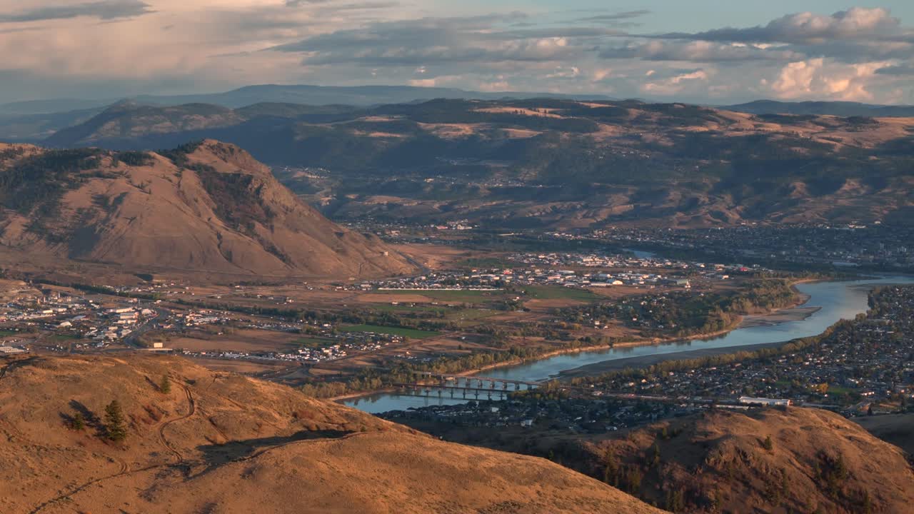 oasis de puesta de sol semiárido: vista aérea de la ciudad de kamloops con el pintoresco río thompson