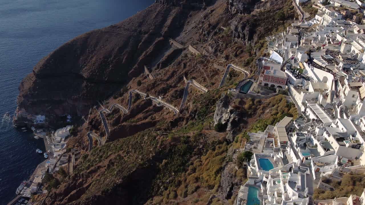 vista orbital sobre el acantilado de fira, santorini, grecia