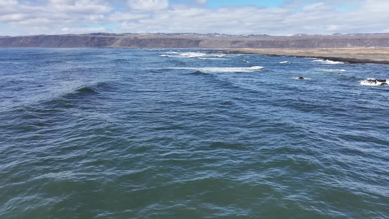 푸른 하늘과  구름으로 바다의 넓은 은 바다의 힘과 아이슬란드의 아름다움을 포착합니다.