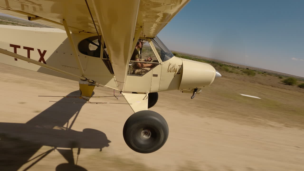 Piccolo aereo leggero in rullaggio e decollo su una pista di atterraggio
