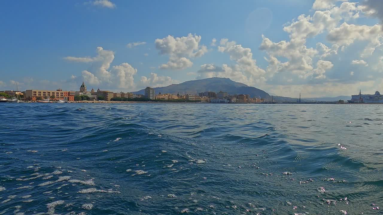 el horizonte de la ciudad de trapani visto desde el barco moviéndose hacia atrás.