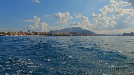 Skyline-Der-Stadt-Trapani-Vom-Boot-Aus-Gesehen,-Das-Sich-Rückwärts-Bewegt