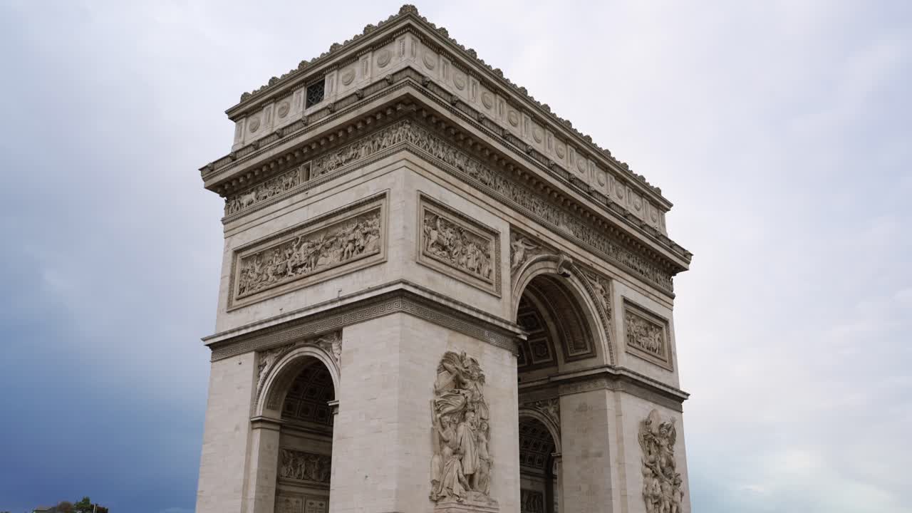 el famoso monumento del arco del triunfo en parís vista lateral