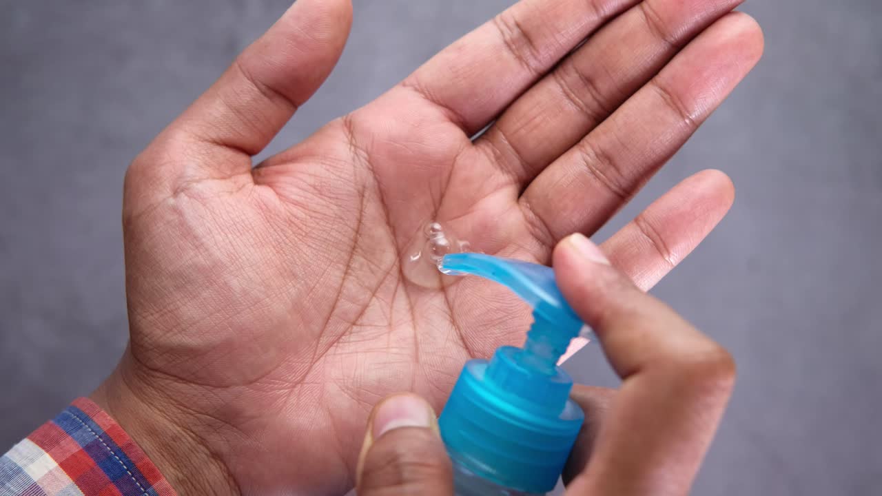 aplicación de desinfectante para las manos