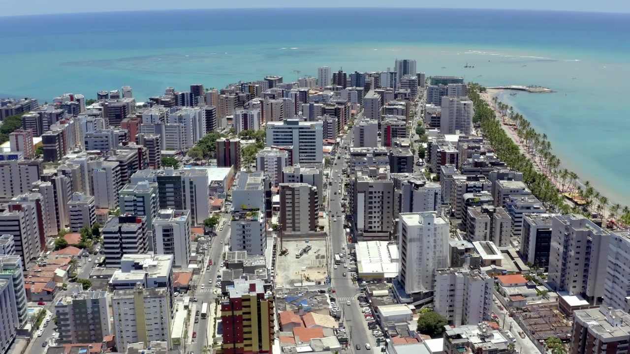 Vista aérea de edifícios modernos ao longo da costa brasileira em Maceió, Alagoas, Brasil