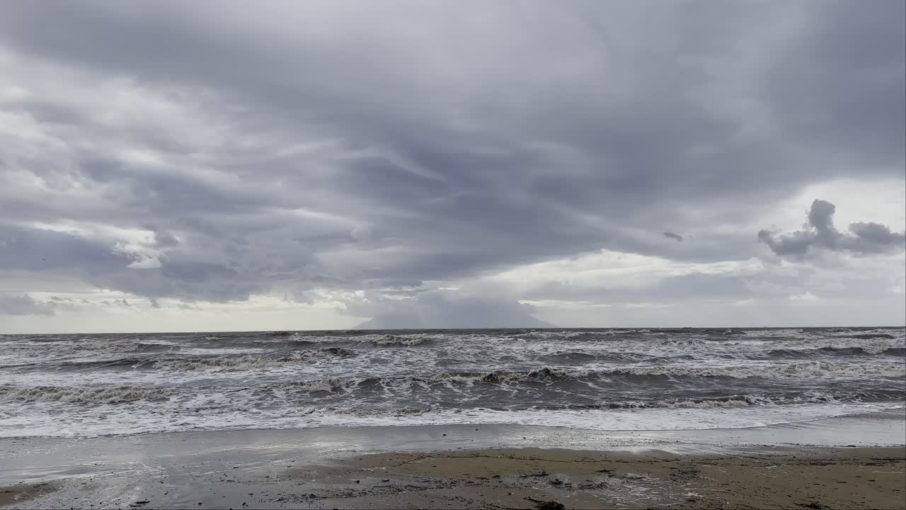 폭풍우 때의 바다 파도