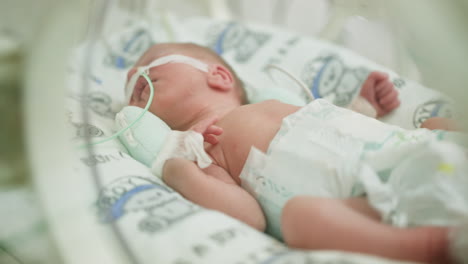 bebé en la unidad de cuidados intensivos neonatales
