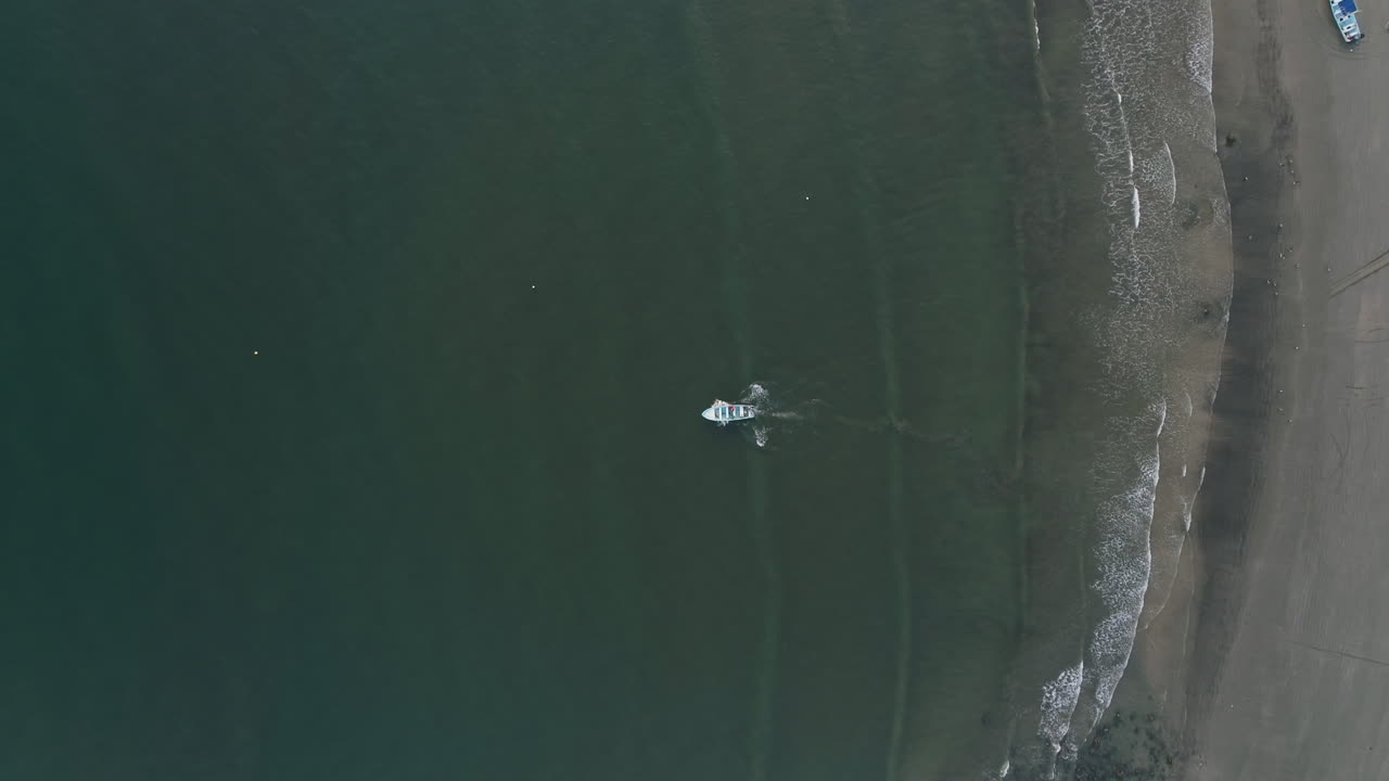 보트가 바다로 나가기 위해 파도를 뚫고 튀어 오르는 하향식 공중, 4k