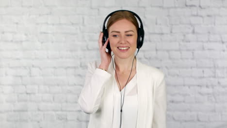 Attractive-young-business-woman-listening-to-music