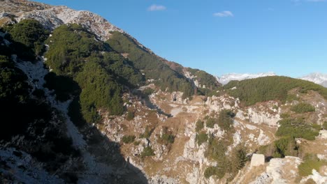 três pessoas caminhando nos alpes julianos