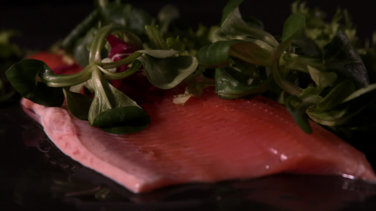 새로 만든 트로트 필레 위에 새끼 양의 러드