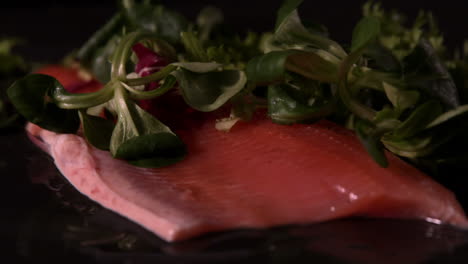 filete de trucha fresca con lechuga de cordero