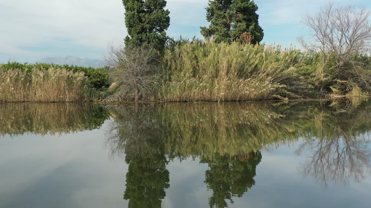 hermosa toma de drones, reflejo de la naturaleza en el río