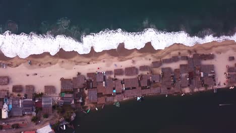 vista aérea de arriba hacia abajo del hermoso pueblo costero de acapulco en méxico