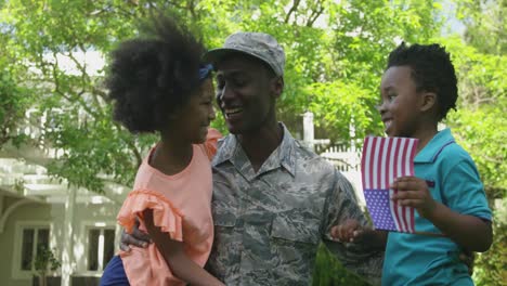 Soldier-with-his-kids