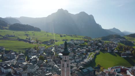 vista aérea cinematográfica de castelrotto en tirol del sur