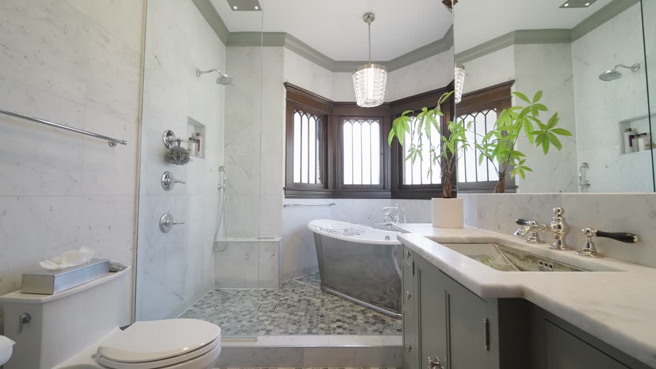 고급 주택에 독립형 욕조가 있는 현대적인 욕실의 부동산 푸시 인 샷