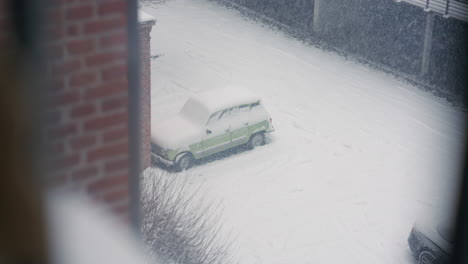 Vehículo-Cubierto-De-Nieve-En-Una-Calle-Tranquila