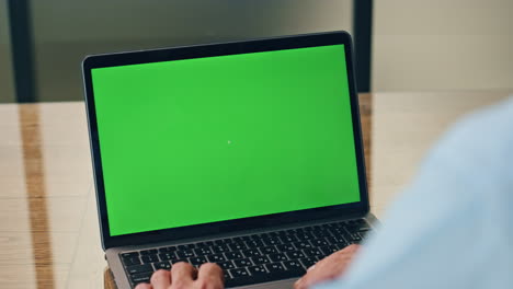 el jefe usando una computadora portátil de pantalla verde en la oficina. hombre de negocios trabajando en una computadora de maqueta