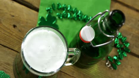 vista a vista de pájaro de la pinta de cerveza verde y la botella con decoración verde para st patrick