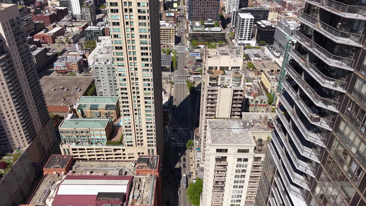 Chicago, EE. UU. Reveladora toma de dron del barrio del centro, torres de condominios y edificios.